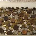 LOTE 320 - COLEÇAO COM COM 15 QUILOS DE MOEDAS MISTAS E RARAS GUARDADAS A ANOS (NO ESTADO)