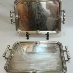 LOTE 327 - DUAS BANDEJAS EM METAL ESPESSURADO A PRATA (NO ESTADO)