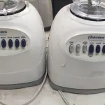 LOTE 422 - LOTE COM DOIS LIQUIDIFICADORES FUNCIONANDO E CENTRÍFUGA DE FRUTAS (NO ESTADO)