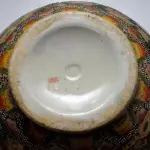 LOTE 284 - RARÍSSIMO VASO IMPORTADO EM FAIANCA CHINESA. ACOMPANHA BASE EM MADEIRA CLARA. ALT DO VASO: 17 CM. ALT DA BASE: 15,5 CM. MARCA NO FUNDO. (NO ESTADO)