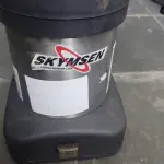LOTE 360 - ESPREMEDOR DE LARANJA INDUSTRIAL SKYMSEN FUNCIONANDO PERFEITAMENTE SEM OS ACESSÓRIOS (NO ESTADO)