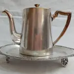LOTE 333 - BULE  ESPESSURADO A PRATA E UMA SALVA E 1 BULE PARA CAFÉ.(NO ESTADO)