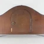 LOTE 282 - ANTIGO RELÓGIO DE MESA EM MADEIRA DE DUAS CORDAS , PRECISA DE REPAROS. 23 CM X 49 CM (NO ESTADO)