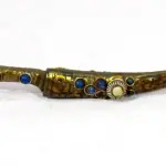 LOTE 220 - DOIS PUNHAIS EM BRONZE,18CM (FALTAM ALGUMAS PEDRAS) (NO ESTADO)