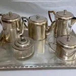 LOTE 331 - JOGO DE CHÁ E CAFÉ EM METAL ESPESSURADO A PRATA, (NO ESTADO)