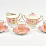 LOTE 207 - 5 PEÇAS EM PORCELANA, FRISOS A OURO, MARCADAS, PEÇAS BRASILEIRAS E JAPONESAS (NO ESTADO)