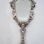 LOTE 215 - ESPELHO DE MÃO EM CRISTAL, ESTILO PORTUGUÊS, 26 CM (NO ESTADO)