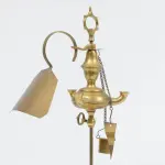 LOTE 294 - RARA LAMPARINA DE MESA EM METAL AMARELO COM PARA VENTO E APAGADOR. ALT 37 CM.(NO ESTADO)