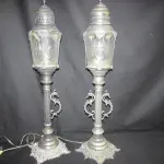 LOTE 195 - LINDAS LUMINÁRIAS ARTE DECOR EM METAL FUNCIONADO ATE O MOMENTO ESPESSURADO A PRATA CÚPULAS EM CRISTAL ALTURA 68 CM (NO ESTADO)