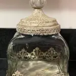 LOTE 259 - LINDA BOMBONIERE  VIDRO COM GUARNIÇÕES EM METAL E MADEIRA COM PATINA PROVENCE. 35CM DE ALTURA.(NO ESTADO)