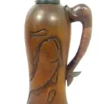 LOTE 218 - GARRAFA TÉRMICA EM MADEIRA, COM 36CM, RARA (NO ESTADO)