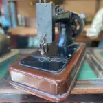 LOTE 322 - ANTIGA MÁQUINA BASE EM MADEIRA (NO ESTADO)