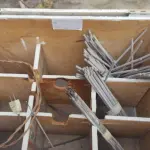 LOTE 423 - BAÚ EM MADEIRA PARA GUARDAR ELETRODO E 01 MESINHA EM FERRO(NO ESTADO)