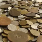 LOTE 320 - COLEÇAO COM COM 15 QUILOS DE MOEDAS MISTAS E RARAS GUARDADAS A ANOS (NO ESTADO)