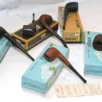 LOTE 277 - LOTE COM 6 RAROS CACHIMBOS SÉCULO XX. (JCI, CARTER) -  EM MADEIRA COM A PITEIRA EM BAQUELITE, À SABER: 4 (QUATRO) CACHIMBOS JCI (J. CARNEIRO & IRMÃOS),  EM EXCELENTE ESTADO DE CONSERVAÇÃO. (NO ESTADO)