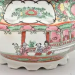 LOTE 200 - TERRINA IMPORTADA DE PORCELANA CHINESA. ALTURA 22 CM, COMPRIMENTO 30 CM E LARGURA 22,5 CM (NO ESTADO)