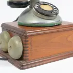 LOTE 296 - RARO  TELEFONE EM METAL E MADEIRA. ANTIGA EMPRESA TELEFÔNICA TELEBRAS.DA  ORION DE  SÃO PAULO C.T.B.ALT 28,5 CM. MEDIDA DA CAIXA, ALTURA 23 CM, COMPRIMENTO 17 CM (NO ESTADO)