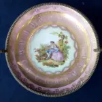 LOTE 208 - CENTRO DE MESA  DE PORCELANA BASE  EM METAL (NO ESTADO)
