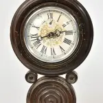 LOTE 295 - RELÓGIO DE PAREDE DITO "8", RUBINICK, EM MADEIRA, À CORDA. ALT 27 CM E LARGURA 16 CM. NÃO FUNCIONA MUITOS ANOS PARADO (NO ESTADO)
