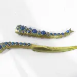 LOTE 220 - DOIS PUNHAIS EM BRONZE,18CM (FALTAM ALGUMAS PEDRAS) (NO ESTADO)