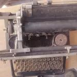 LOTE 369 - MÁQUINA DE ESCREVER ANTIGA DÉCADA DE 70 (NO ESTADO)