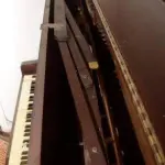 LOTE 228 - PIANO ANTIGO 145 X 60 X 136 CM. SEM A BANQUETA, PIANO EM ÓTIMO ESTADO DE CONSERVAÇÃO, (NO ESTADO)