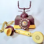 LOTE 340 - ANTIGO TELEFONE DE MESA ITALIANO, DÉCADA DE 30,  EM METAL ESMALTADO, COM GUARNIÇÕES EM RESINA,  24X28 CM. (NO ESTADO)