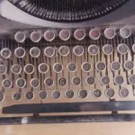 LOTE 369 - MÁQUINA DE ESCREVER ANTIGA DÉCADA DE 70 (NO ESTADO)