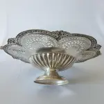LOTE 287 - LINDA CESTA ESPESSURADA A PRATA MED 23 CM ALT E 28 CM DE DIÂMETRO.(NO ESTADO)
