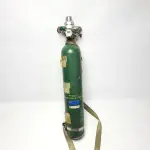 LOTE 231 - RARO SCOTT AVIATORS BREATHING - ANTIGO  PORTÁTIL DE OXIGÊNIO MODELO "SERIES 5009" USADO EM AERONAVE DA TRANSBRASIL,  MEDE 10 CM DE DIÂMETRO E 56 CM DE ALTURA. ARREMATADO POR: (NO ESTADO)