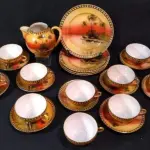 LOTE 179 - RARO JOGO PARA CHÁ JAPONÊS, PORCELANA CASCA DE OVO, ÓTIMA POLICROMIA E DOURAÇÃO,  CONSTANDO 1 LEITEIRA, 4 PRATOS PAR BOLO E 12 XÍCARAS (NO ESTADO)