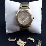 LOTE 275 - RELÓGIO PUMA , RESISTENTE ÁGUA , PULSEIRA EM AÇO DOURADO , ACOMPANHA PEÇAS PARA AJUSTE NA  PULSEIRA , COM  BATERIA NOVA  (NO ESTADO)