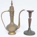 LOTE 292 - 1 BULE IMPORTADO MARROCOS COM 26CM ALTURA; 1 CASTIÇAL, FUSTE DE 18CM ALTURA.(NO ESTADO)