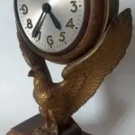 LOTE 181 - LINDO RELÓGIO AMERICANO,  SESSIONS ÁGUIA EM BRONZE,  BASE DE MADEIRA. ALTURA DE 26,5 CM. (NO ESTADO)