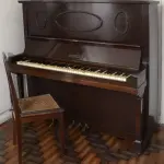 LOTE 228 - PIANO ANTIGO 145 X 60 X 136 CM. SEM A BANQUETA, PIANO EM ÓTIMO ESTADO DE CONSERVAÇÃO, (NO ESTADO)