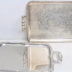 LOTE 204 - BANDEJAS PARA SERVIR EM METAL, UMA DELAS, 52/34 CM (NO ESTADO)