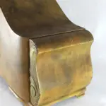 LOTE 282 - ANTIGO RELÓGIO DE MESA EM MADEIRA DE DUAS CORDAS , PRECISA DE REPAROS. 23 CM X 49 CM (NO ESTADO)