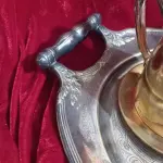 LOTE 270 - LINDO JOGO PARA CAFÉ/CHÁ EM METAL ESPESSURADO NECESSITA PASSAR KAOL (NO ESTADO)