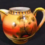 LOTE 179 - RARO JOGO PARA CHÁ JAPONÊS, PORCELANA CASCA DE OVO, ÓTIMA POLICROMIA E DOURAÇÃO,  CONSTANDO 1 LEITEIRA, 4 PRATOS PAR BOLO E 12 XÍCARAS (NO ESTADO)