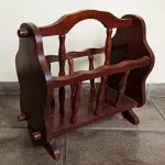 LOTE 224 - REVISTEIRO EM MADEIRA MACIÇA, 48X41X24CM (NO ESTADO)