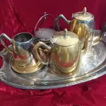 LOTE 270 - LINDO JOGO PARA CAFÉ/CHÁ EM METAL ESPESSURADO NECESSITA PASSAR KAOL (NO ESTADO)