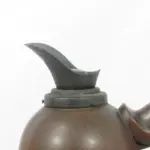 LOTE 218 - GARRAFA TÉRMICA EM MADEIRA, COM 36CM, RARA (NO ESTADO)
