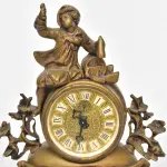 LOTE 185 - RARO  RELÓGIO DE MESA LUIS XV  APARENTEMENTE  BRONZE  MED.:  30 X 25 X 9 CM.(NO ESTADO)