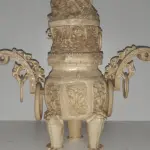 LOTE 261 - ARTE ORIENTAL - ESCULTURA DRAGÃO FEITO EM OSSO  PEÇA MUITO RARA DE ANOS 50, 30 CM ALTURA 30 DE COMPRIMENTO (NO ESTADO)