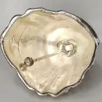 LOTE 211 - MANTEIGUEIRA EM METAL ESPESSURADO A PRATAE SINO EM METAL NIQUELADO, 11CM (NO ESTADO)