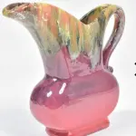 LOTE 199 - LINDA  JARRA DE CERÂMICA . ALTURA 20,5 CM, POR 23CM  (NO ESTADO)