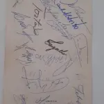 LOTE 230 - RARÍSSIMO E ÚNICO CARDÁPIO DA SELEÇÃO BRASILEIRA DE 1970, AUTOGRAFADO EM EVENTO REALIZADO NO RIO DE JANEIRO, FOI ESCOLHIDO PELA SELEÇÃO BRASILEIRO P MELHOR GARÇOM DA NOITE E DERA PRA ELE ESSA RELÍQUIA 13CM DE  LARGURA, ALTURA 23CM (NO ESTADO)