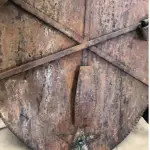 LOTE 269 - BRASÃO MUITO  ANTIGO COM ÓTIMOS DETALHES 60X 30CM (NO ESTADO)