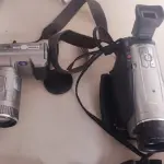 LOTE 418 - LOTE COM CÂMARAS E FILMADORA E UM TRIPÉS MÁQUINA DE BARBEAR ANTIGA  (NO ESTADO)