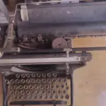 LOTE 369 - MÁQUINA DE ESCREVER ANTIGA DÉCADA DE 70 (NO ESTADO)